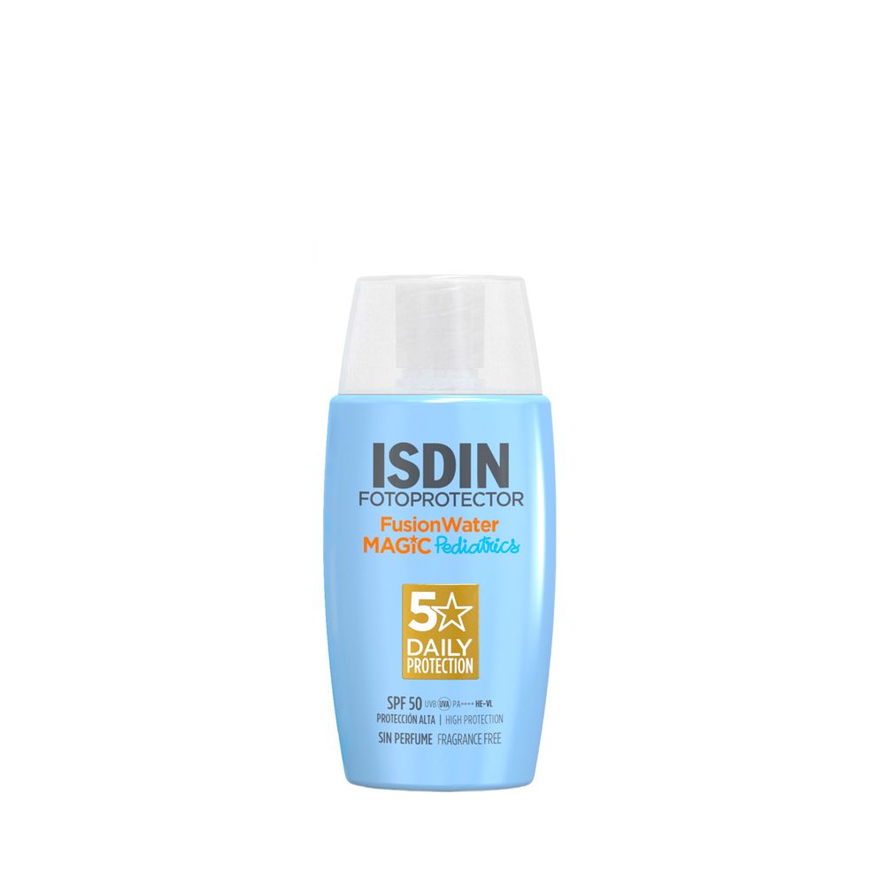 Hellblaue Flasche mit weißem Deckel. Aufschrift: ISDIN Fotoprotector Fusion Water MAGIC Pediatrics. SPF 50. Ohne Parfüm.