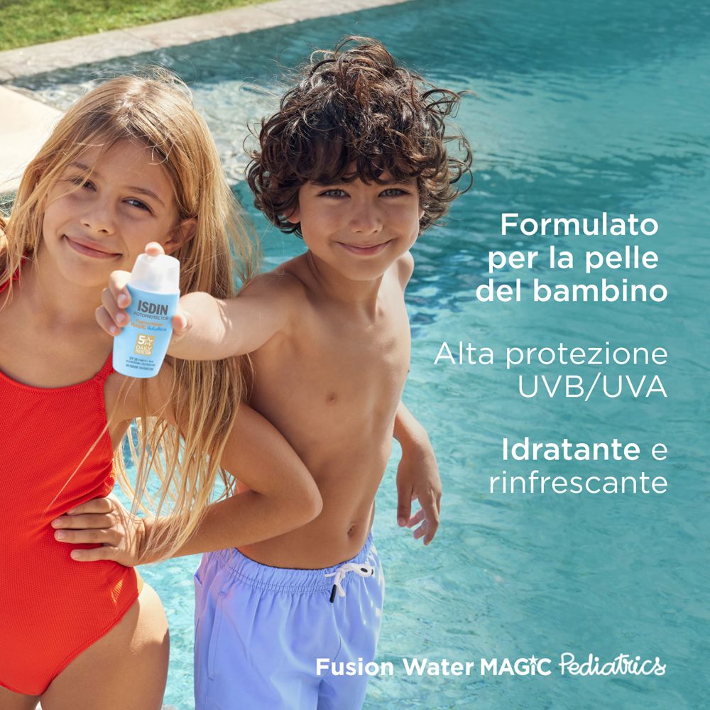 Zwei Kinder am Pool. Text: Für Kinderhaut formuliert. Hoher UV-Schutz. Feuchtigkeitsspendend und erfrischend.