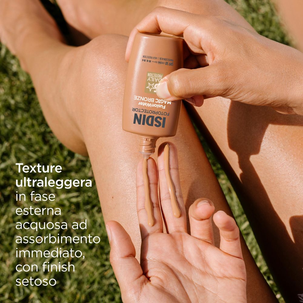 Sonnencreme auf Finger aufgetragen. ISDIN, Fusion Water, Magic Bronze. Text. Ultraleichte Textur, sofortige Absorption.