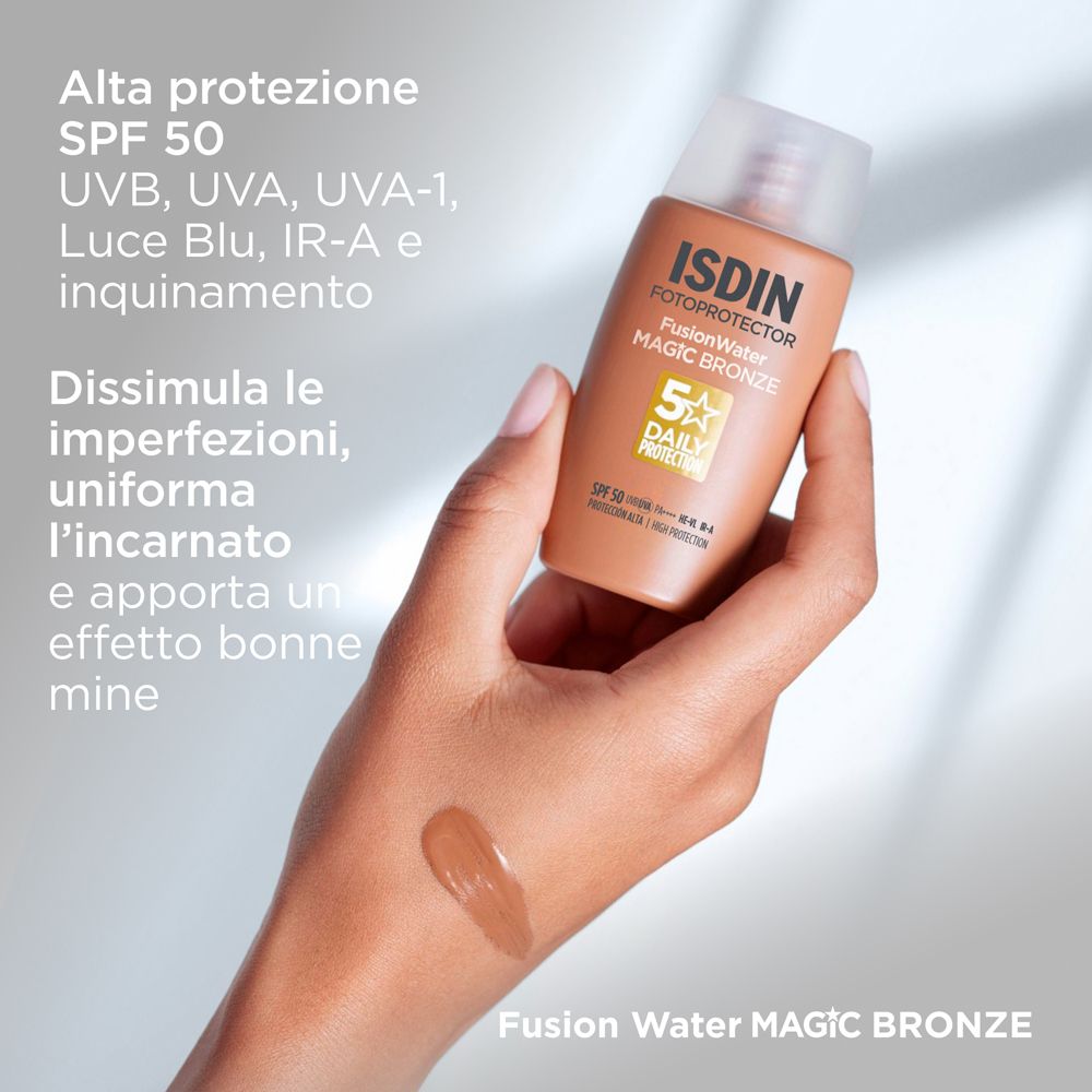 Sonnencreme-Flasche. ISDIN, Fusion Water, Magic Bronze, SPF 50. Text. Hoher UV-Schutz, gleicht den Teint aus.