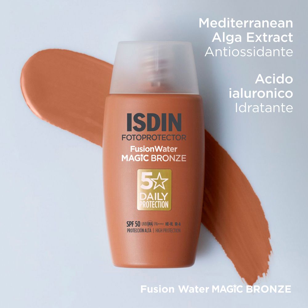 Sonnencreme-Flasche. ISDIN, Fusion Water, Magic Bronze, SPF 50. Text. Mediterraner Algenextrakt, Hyaluronsäure.