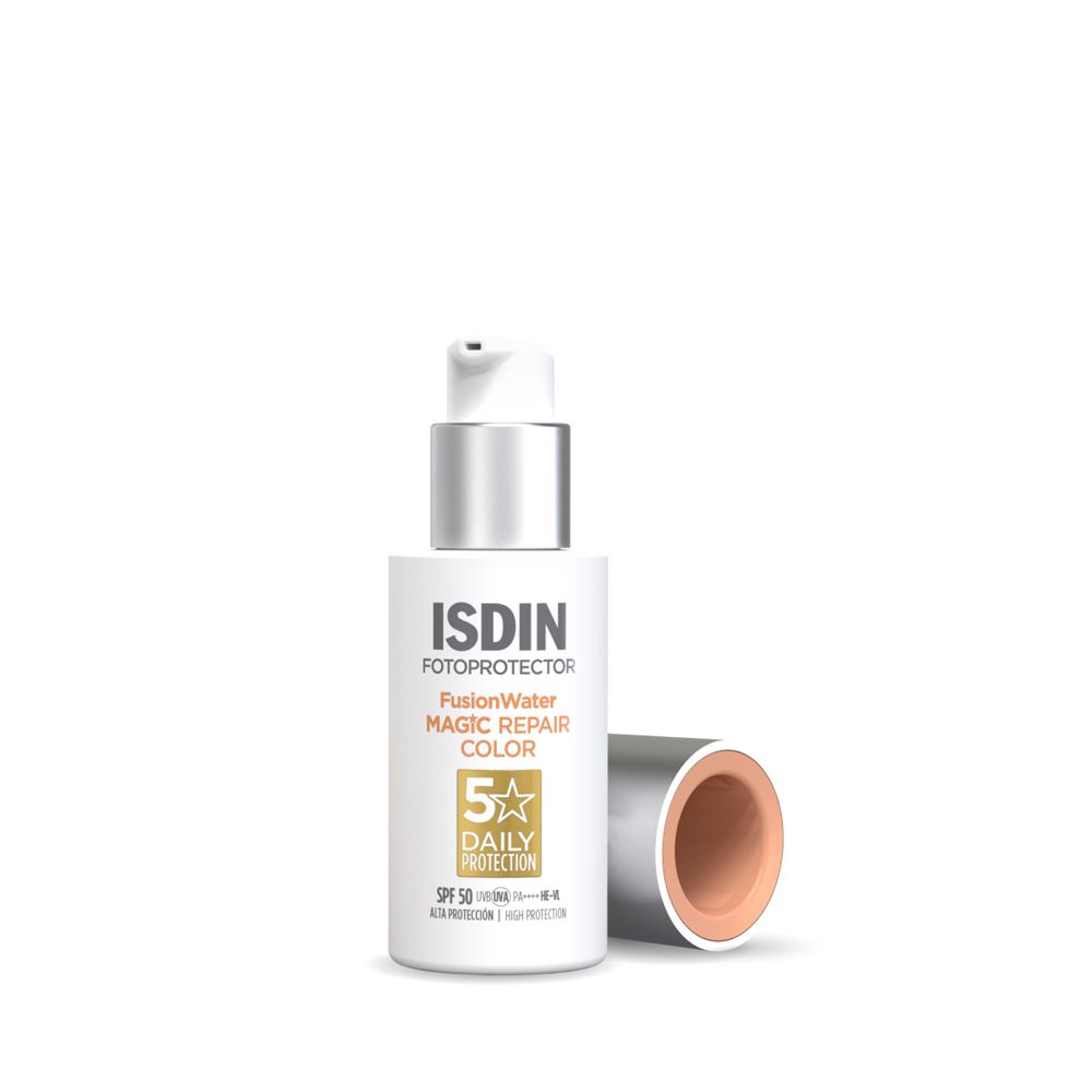 ISDIN Fotoprotector Fusion Water Magic Repair Color Spray SPF 50. Weiße Flasche mit Sprühkopf und Deckel.