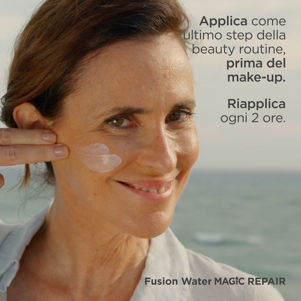 Frau trägt Produkt auf. Aufschrift ISDIN, Fusion Water, Magic Repair, SPF 50. Text: Anwendung vor Make-up.