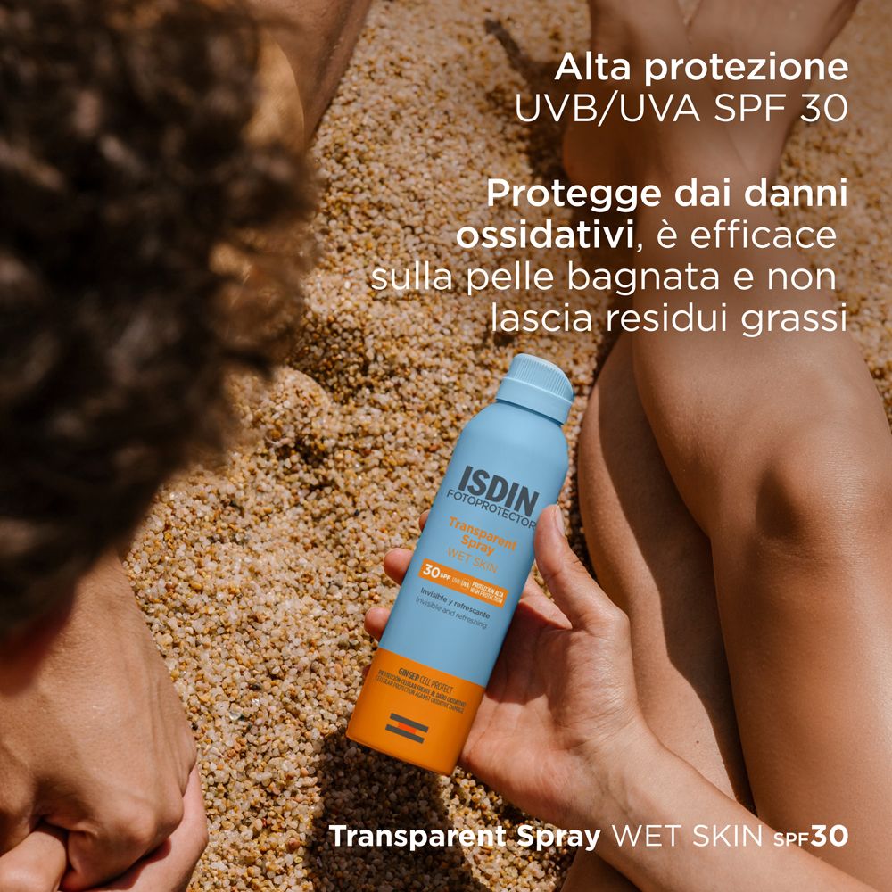 Person hält Flasche am Strand. Text: Alta protezione UVB/UVA SPF 30. Schützt vor oxidativen Schäden.