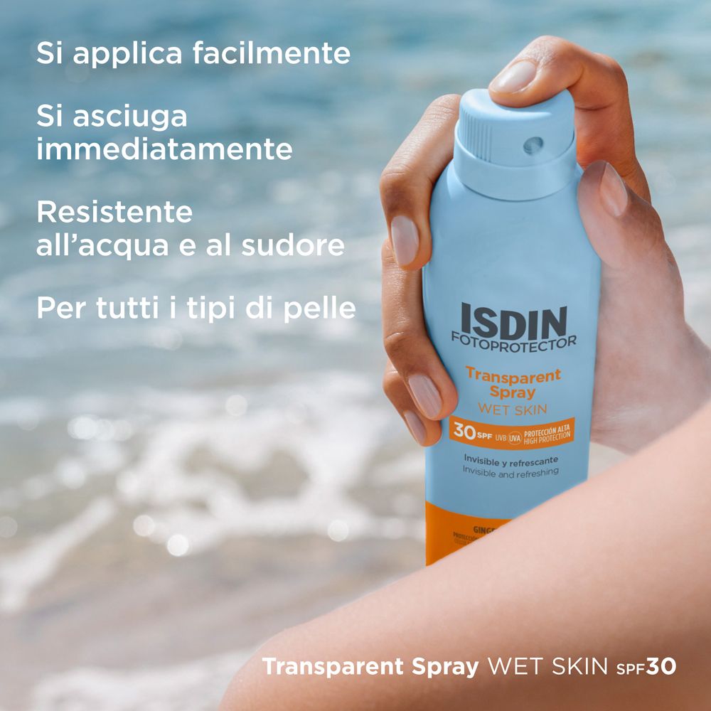 Person hält Flasche am Strand. Text: Si applica facilmente. Si asciuga immediatamente. Resistente all'acqua e al sudore.