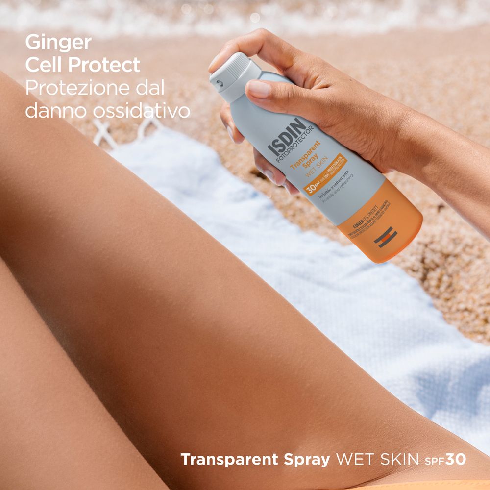 Person sprüht Sonnenschutz auf Bein. Text: Ginger Cell Protect. Schutz vor oxidativen Schäden. Flasche: ISDIN.