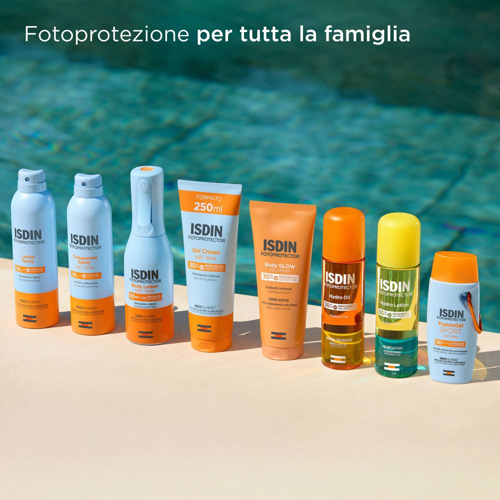 Verschiedene ISDIN-Sonnenschutzprodukte. Flaschen und Tuben. Text: Fotoprotezione per tutta la famiglia.