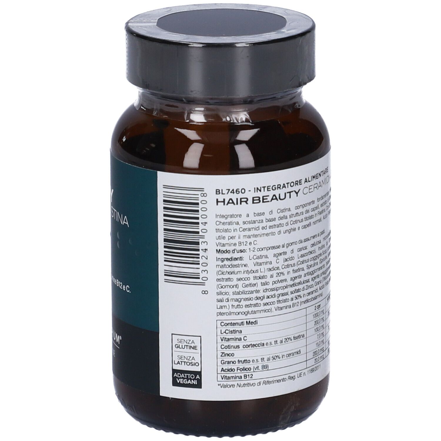 Flacone di vetro marrone con tappo nero. Etichetta con informazioni sul prodotto, ingredienti e valori nutrizionali. Vegano.