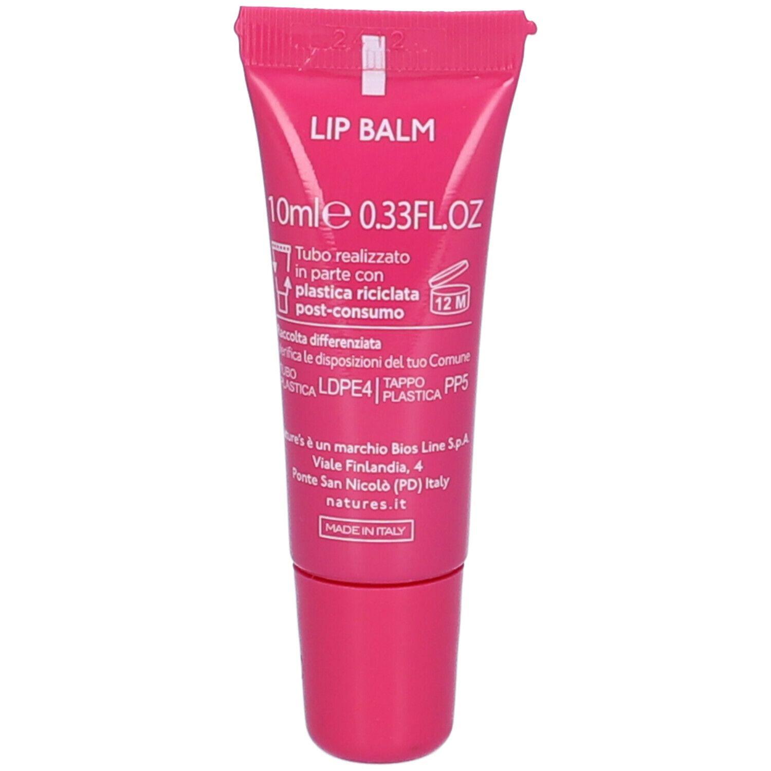 Retro del tubo di balsamo labbra rosa. Scritta: Lip Balm, 10ml 0.33FL.OZ. Informazioni sull'imballaggio riciclato.