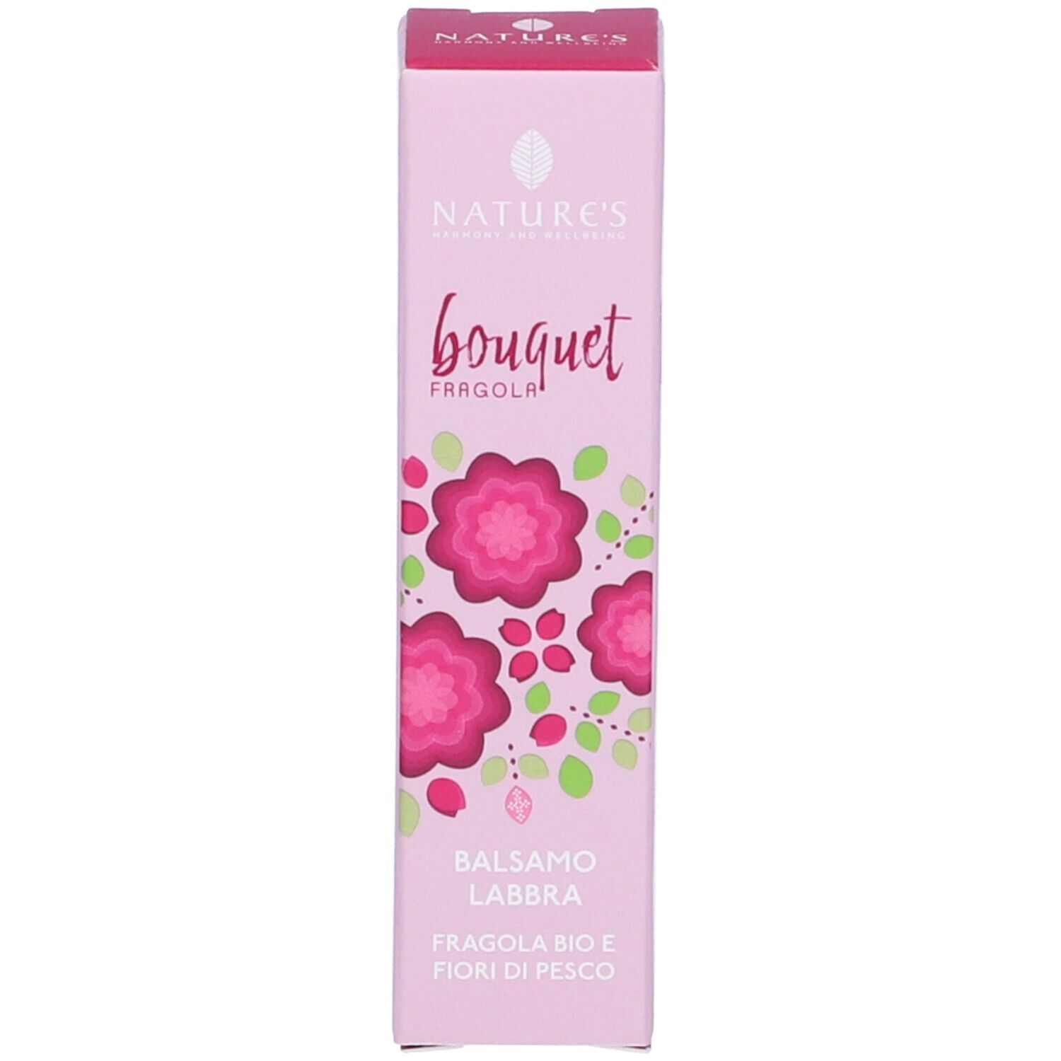 Confezione del prodotto. Scritta: Nature's Bouquet, Fragola, Balsamo Labbra. Fragola bio e fiori di pesco. Sfondo rosa.