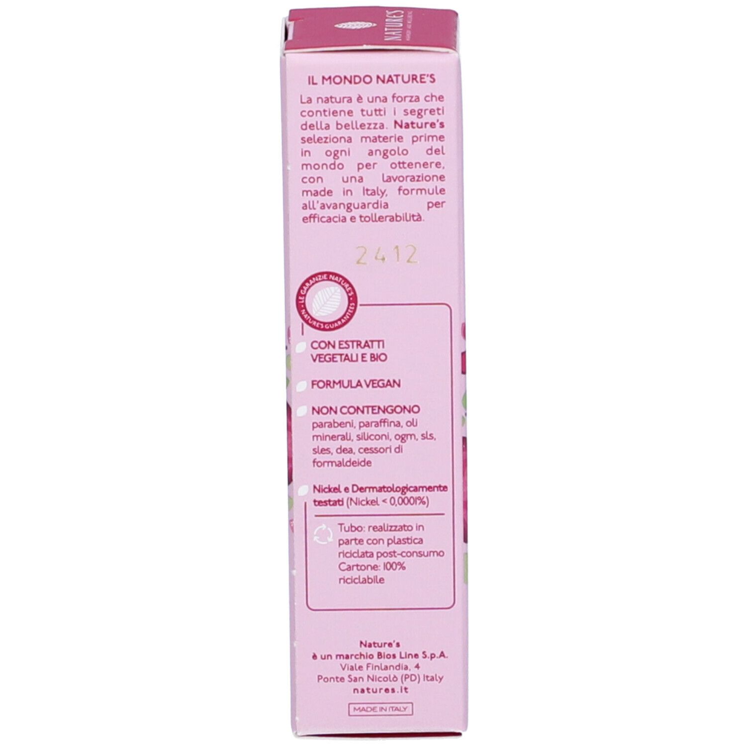 Retro della confezione del prodotto. Testo sugli ingredienti, le certificazioni e i materiali riciclati. Sfondo rosa.