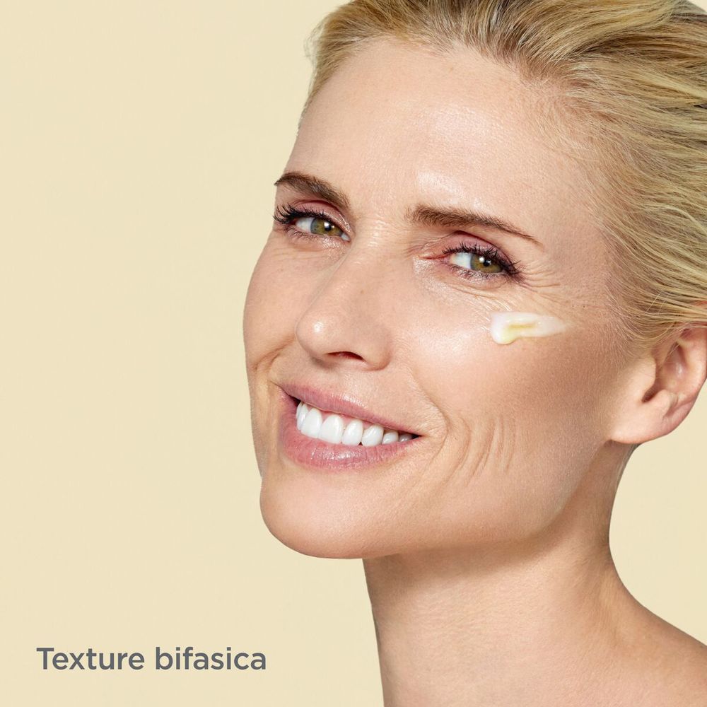 Donna con prodotto sulla pelle. Testo: Texture bifasica.