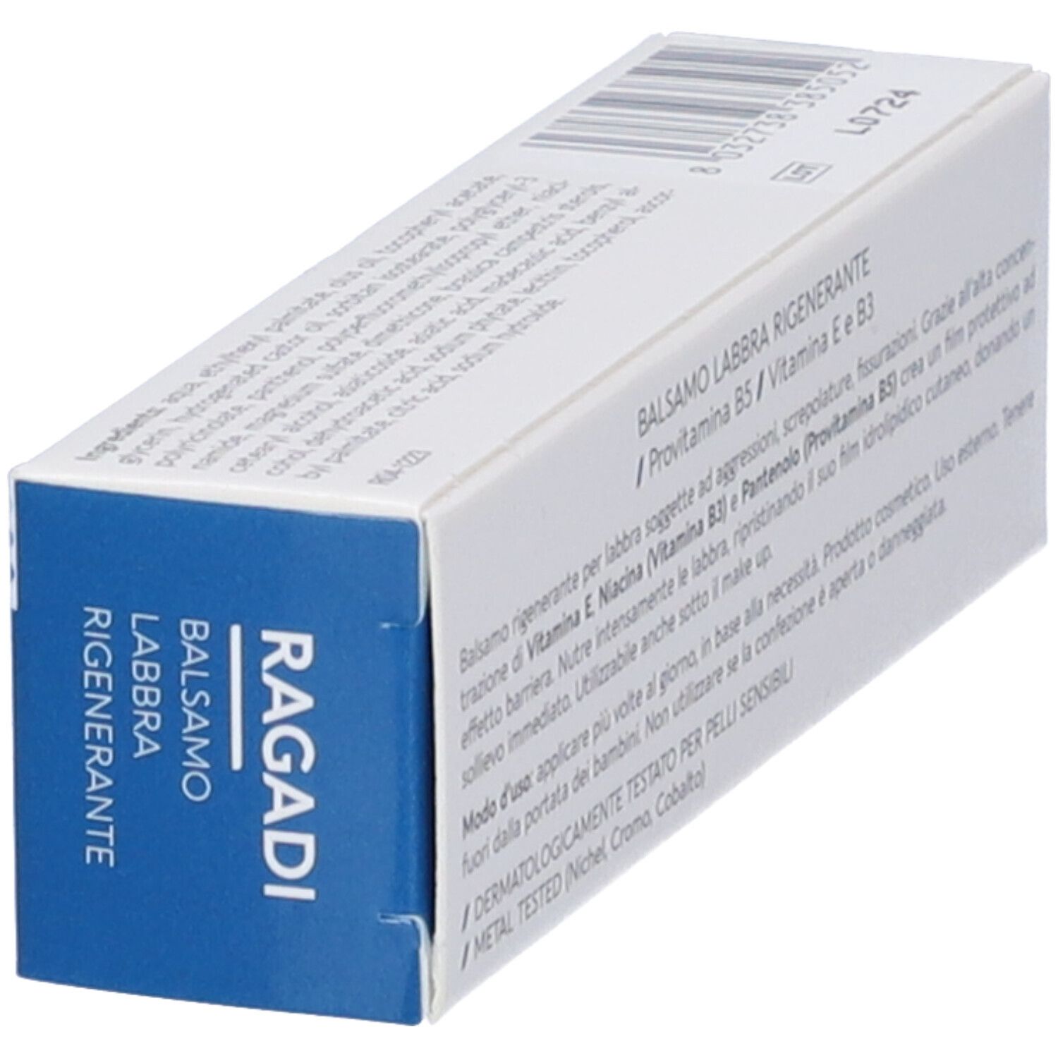 Scatola bianca con fascia blu. Marchio Dermovitamin. Nome prodotto Ragadi. Testo: Balsamo Labbra Rigenerante. 8 ml.