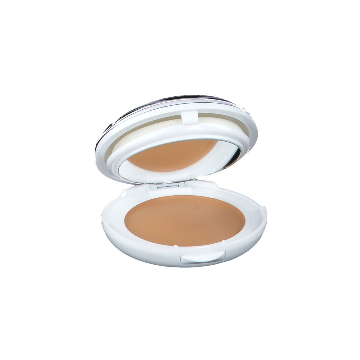 Boîtier de maquillage compact ouvert. Crème de maquillage beige, miroir et éponge. Boîtier blanc.
