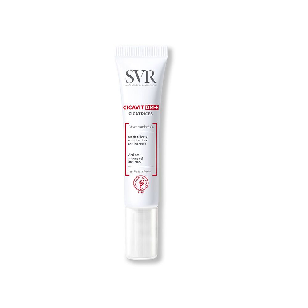 Tubo di gel SVR Cicavit DM+. Tubo bianco con testo rosso. Contiene il 53% di silicone. Marchio e nome del prodotto visibili.
