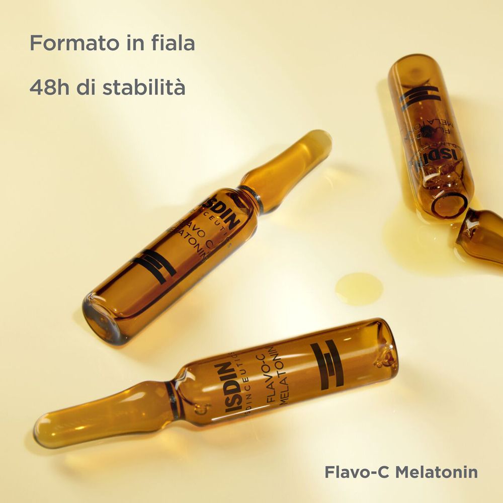 Tre fiale ambrate. Scritta: ISDIN, Flavo-C Melatonin. Testo: Formato in fiala, 48 ore di stabilità.