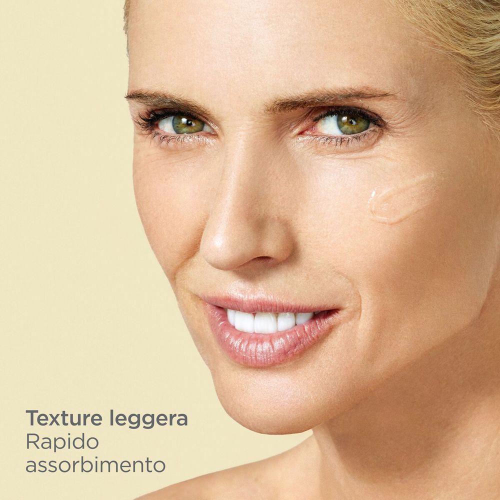 Primo piano di un viso. Testo: Texture leggera, rapido assorbimento.