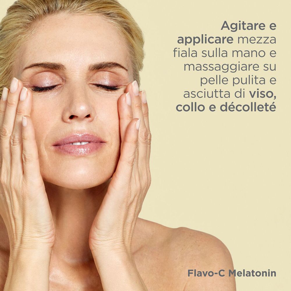 Donna che si massaggia il viso. Testo: Agitare e applicare mezza fiala, viso, collo e décolleté.