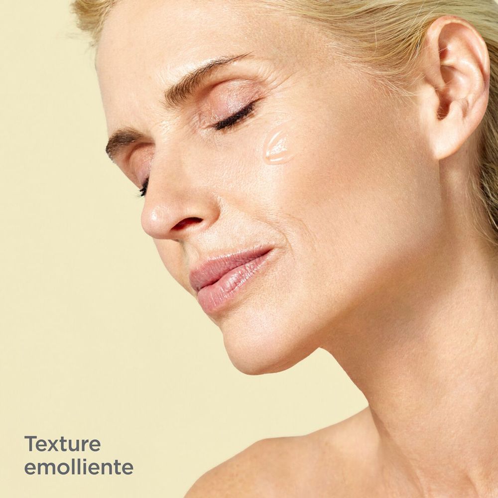 Viso di una donna. Prodotto applicato. Testo: Texture emolliente.