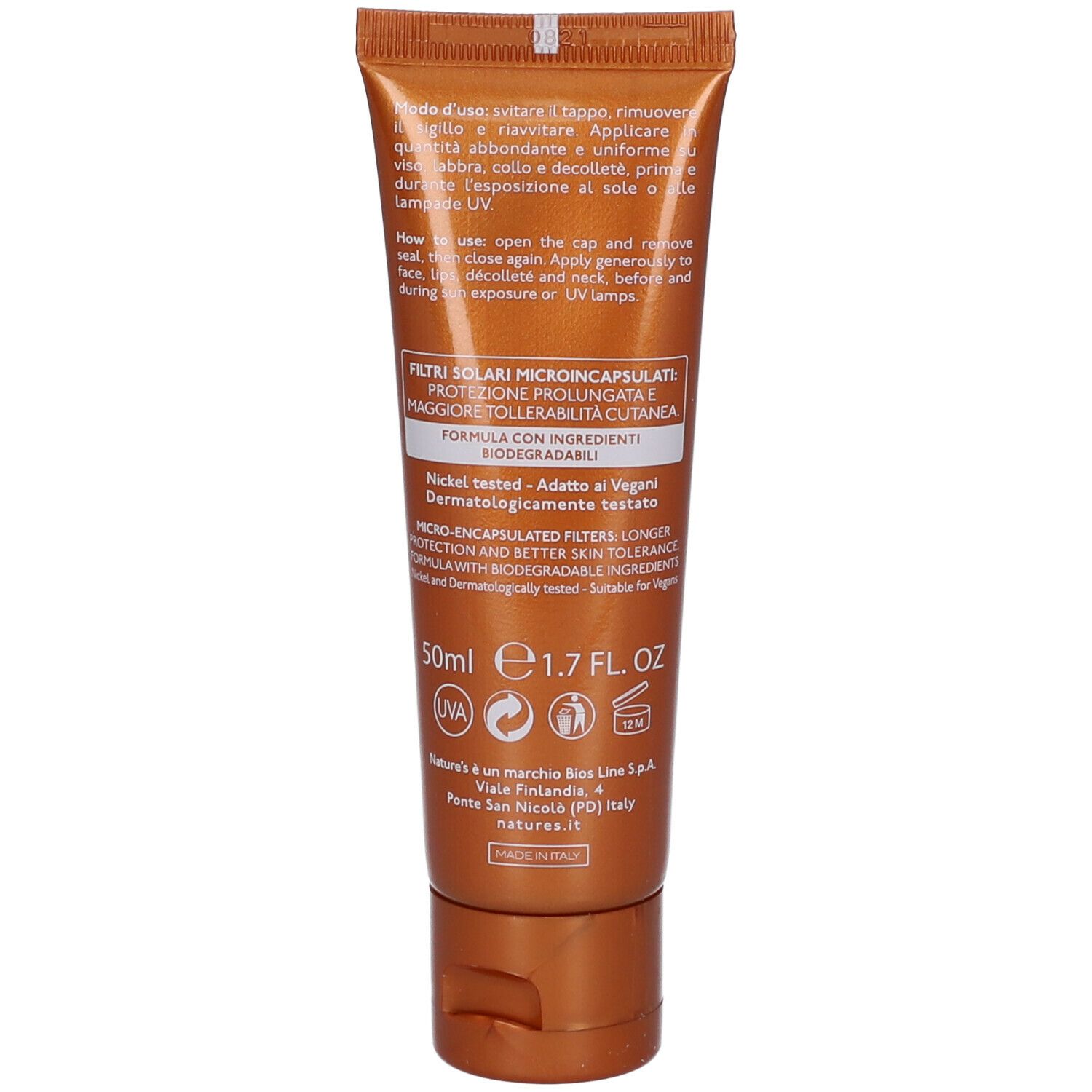 Retro del tubo di crema solare. Testo: Istruzioni, ingredienti, 50ml, 1.7 FL. OZ. Vegano.