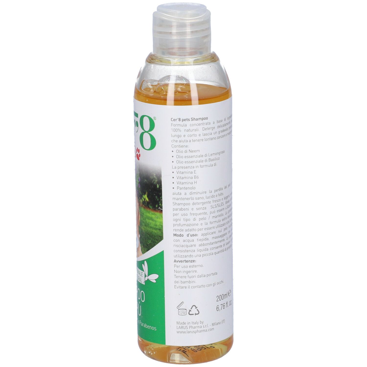Retro del flacone di shampoo Cer'8 Pets. Testo con informazioni sul prodotto e ingredienti. Flacone trasparente con liquido giallastro.