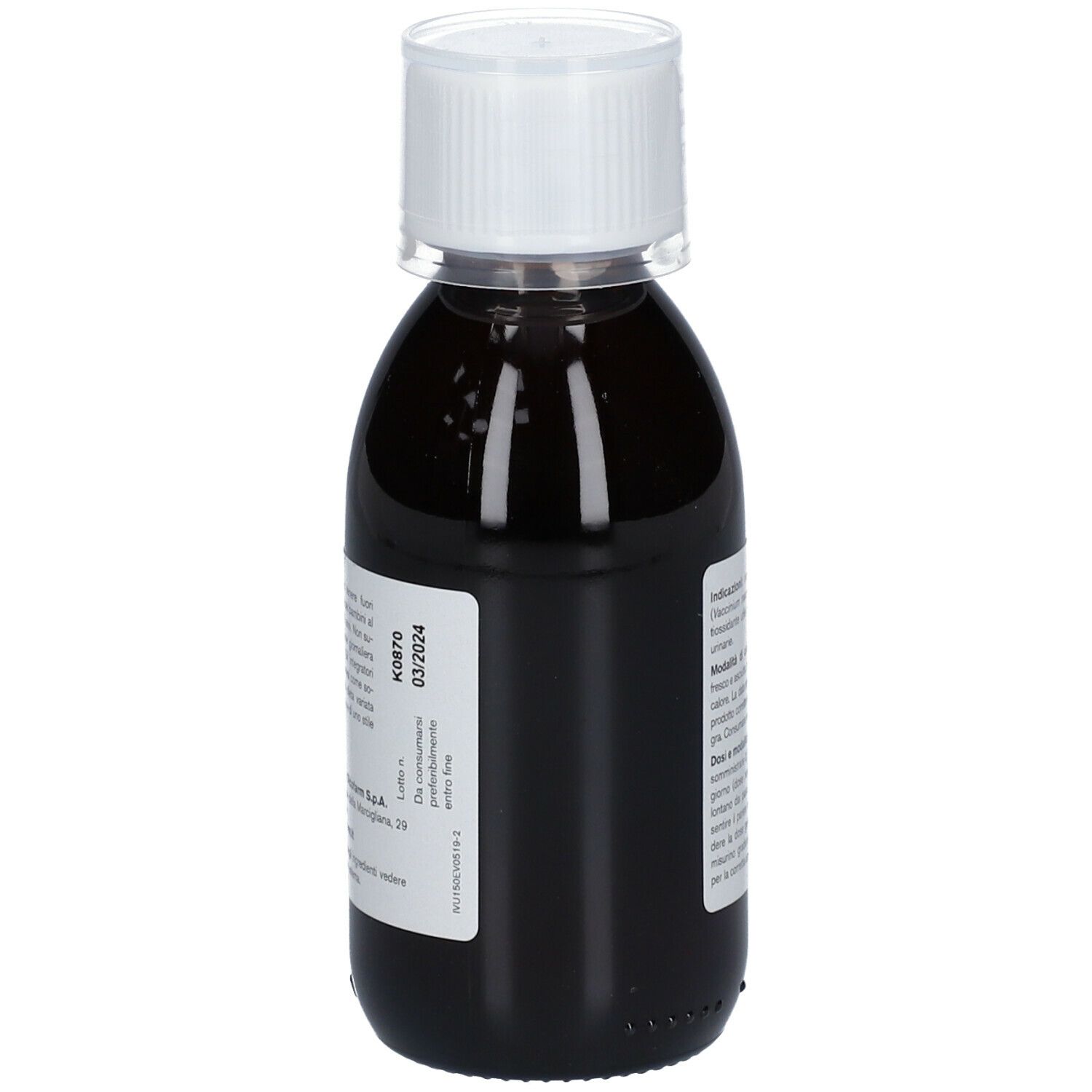 Liquido marrone scuro in bottiglia con tappo bianco. Etichetta con testo e scadenza 03/2024.