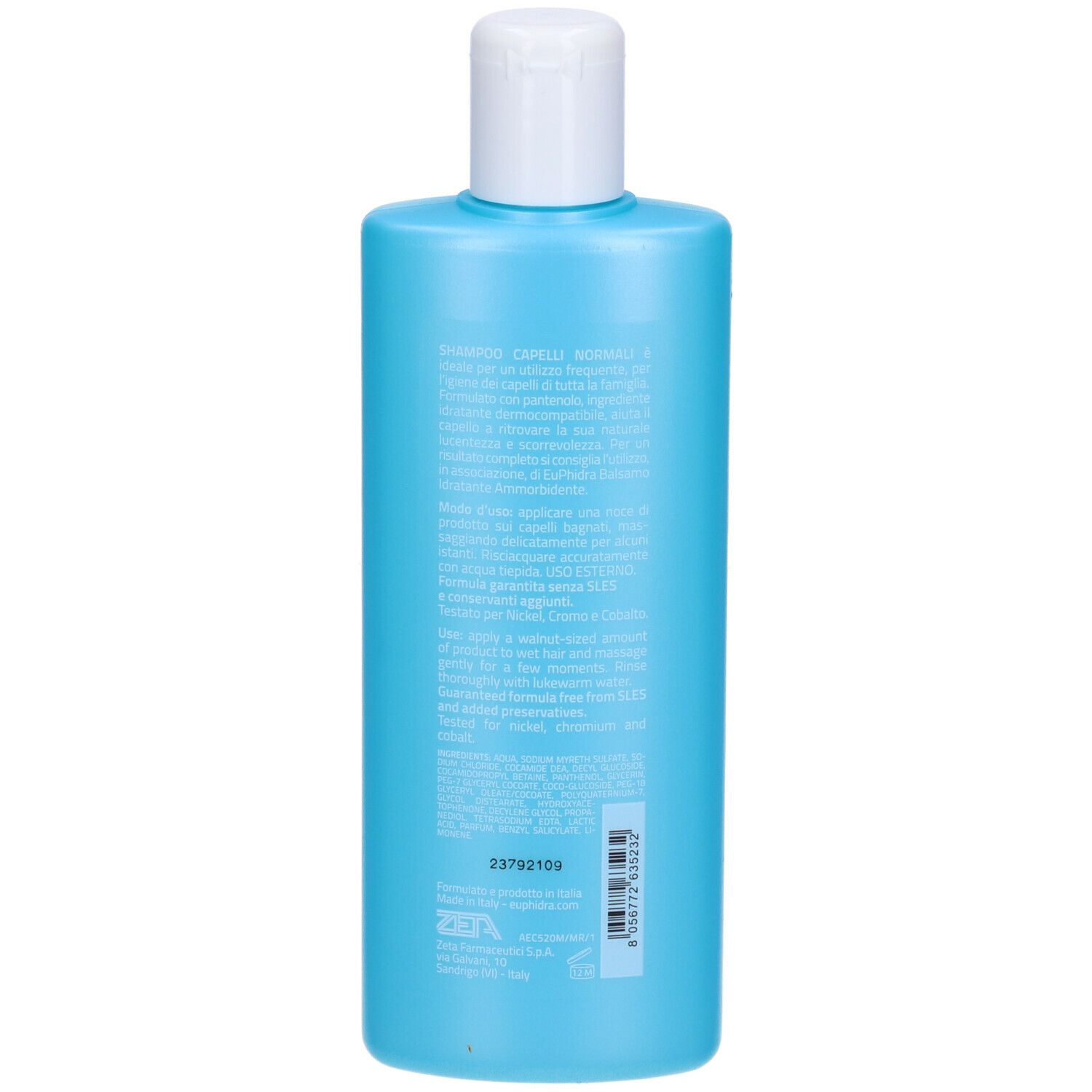 Retro di un flacone di shampoo blu chiaro con tappo bianco. Testo in italiano. Nome del prodotto illeggibile.
