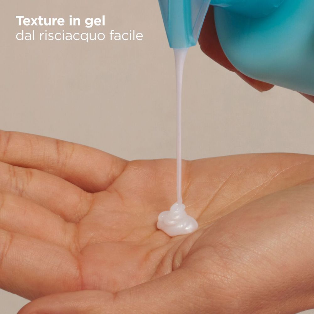 Texture in gel, facile da risciacquare. Gel che cola dal flacone nella mano.