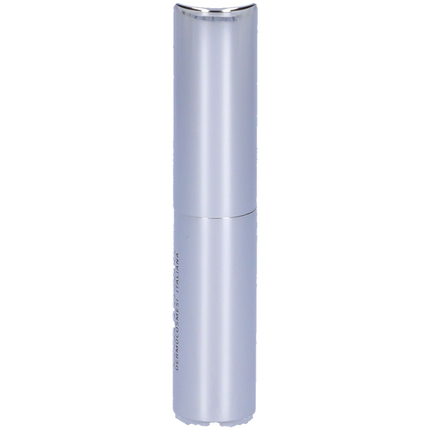 Stick di balsamo labbra argentato. Forma cilindrica. Marchio e nome del prodotto sullo stick.