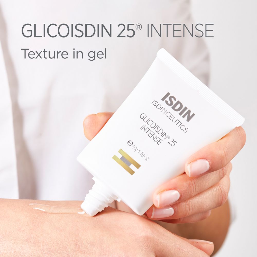 Applicazione del gel ISDIN Glicoisdin 25 Intense sulla pelle. Tubo bianco, base dorata. Nome del prodotto visibile.