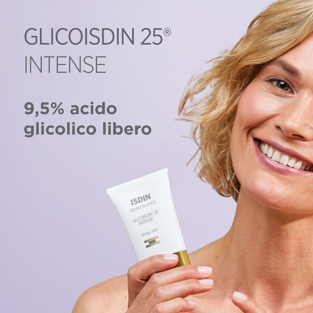 Donna che tiene ISDIN Glicoisdin 25 Intense. Tubo bianco, base dorata. Marchio e nome del prodotto visibili.