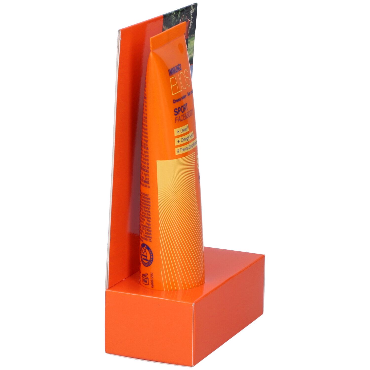 Tubo arancione in esposizione. Scritta: Immuno Elios Sport Face & Body, crema solare, SPF 50+.