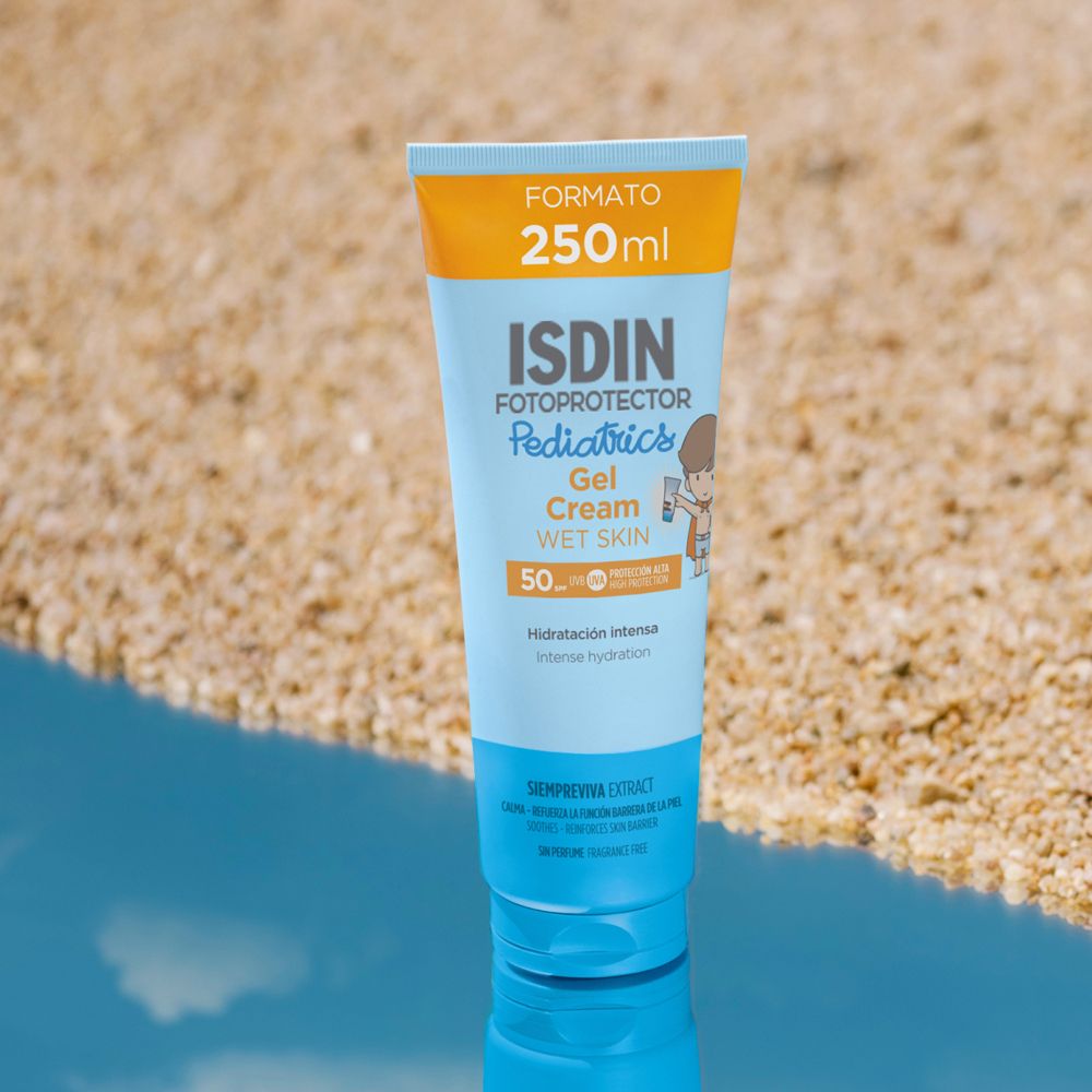 ISDIN Fotoprotector Gel Cream Pediatrics SPF 50, tubo. 250ml. Su sfondo blu. Per pelle bagnata.