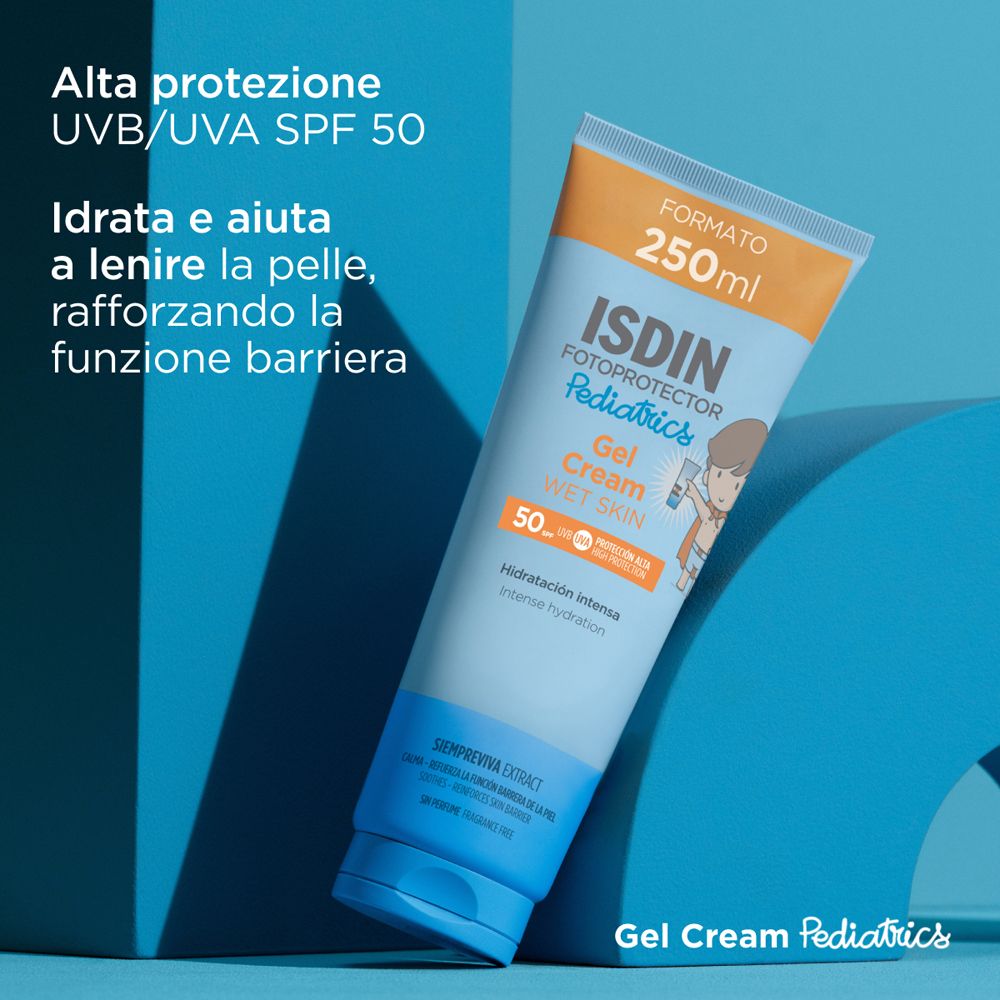 ISDIN Fotoprotector Pediatrics Gel Cream, tubo. Alta protezione SPF 50. Su sfondo blu. 250ml.