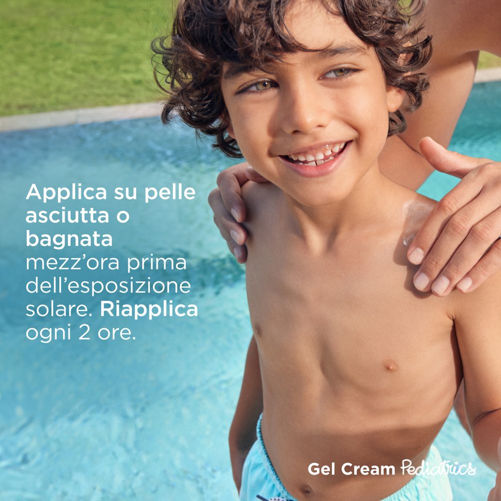 Bambino con crema solare. Applicare su pelle asciutta o bagnata. Riapplicare ogni 2 ore. Nome prodotto non visibile.