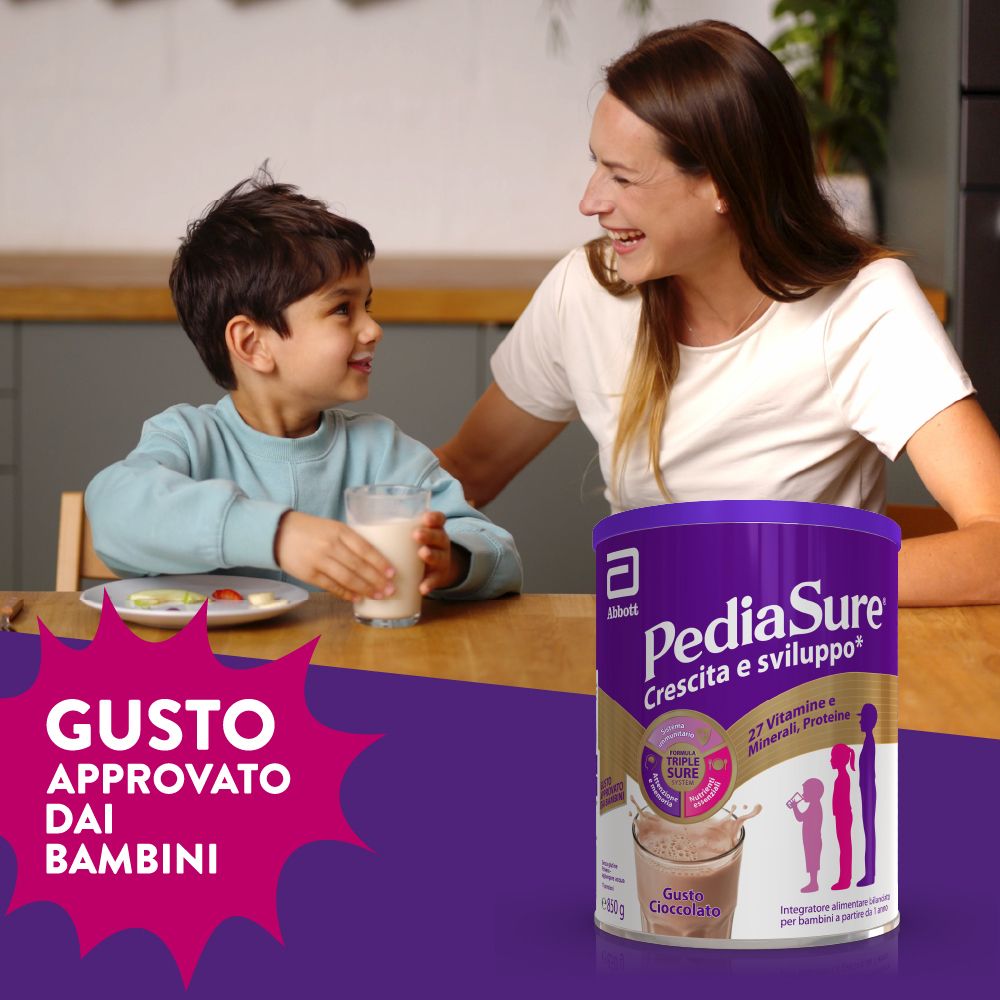 Madre e bambino a tavola. Barattolo PediaSure. Testo: Gusto approvato dai bambini.