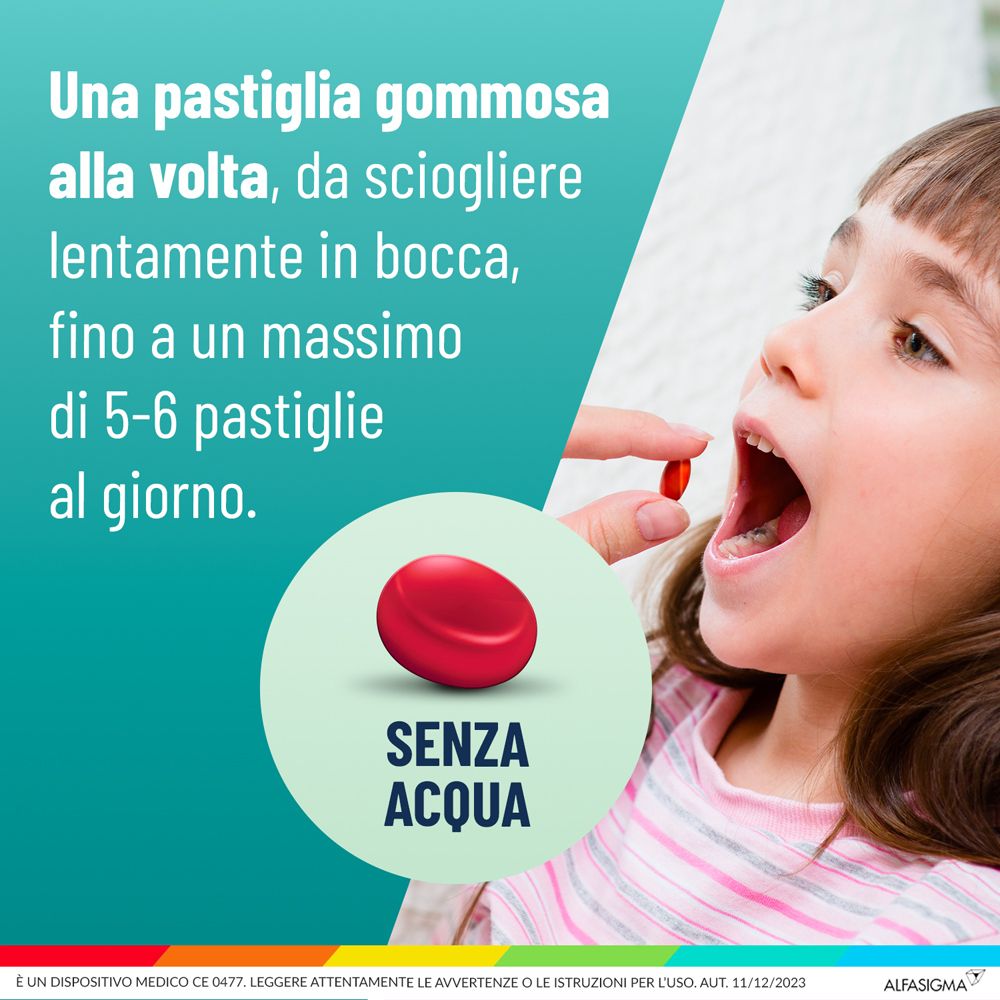 Kind nimmt rote Gummipastille ohne Wasser ein. "Senza Acqua" (ohne Wasser). Für Kinder ab 6 Jahren.