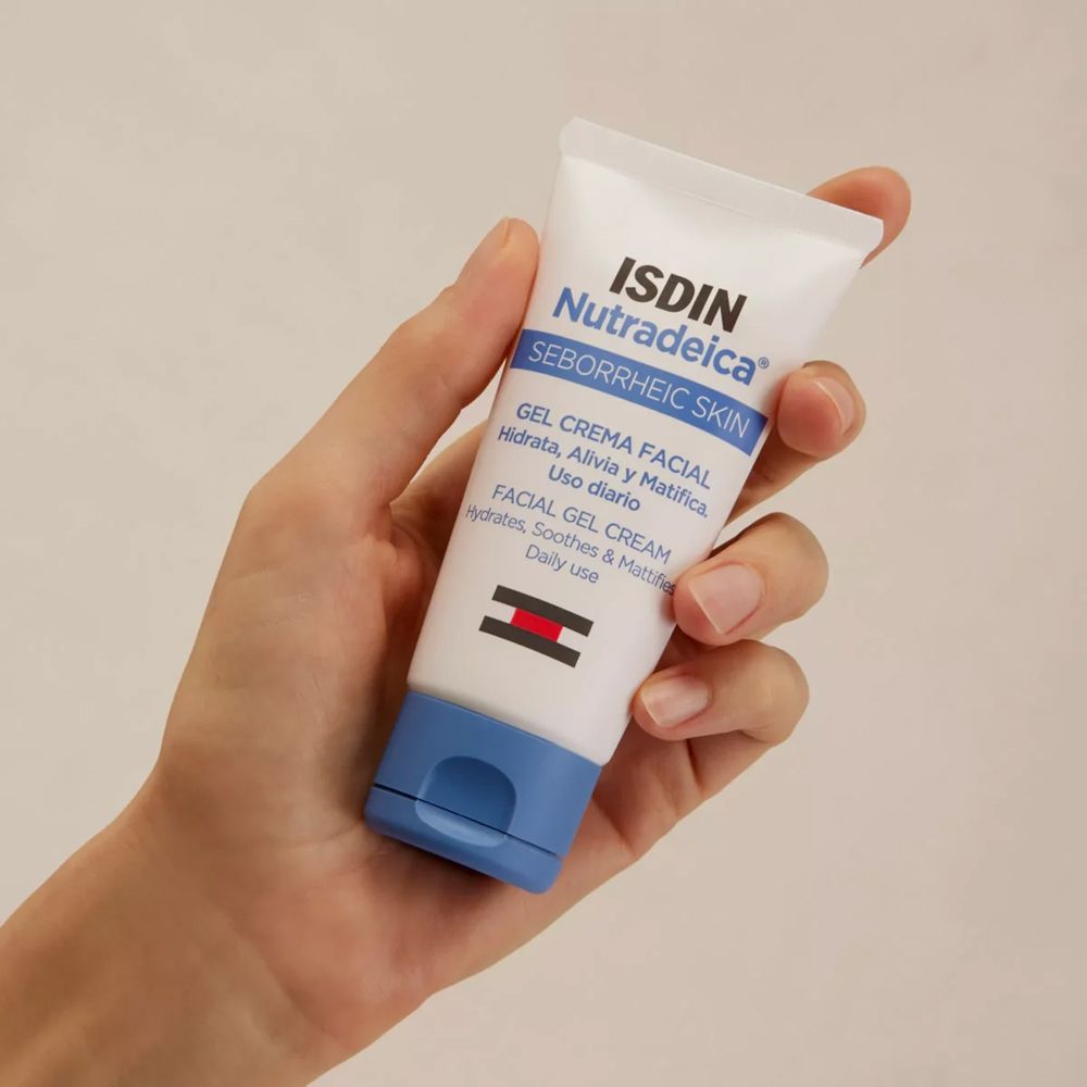 Hand hält ISDIN Nutradeica Gel Crema Viso Tube.