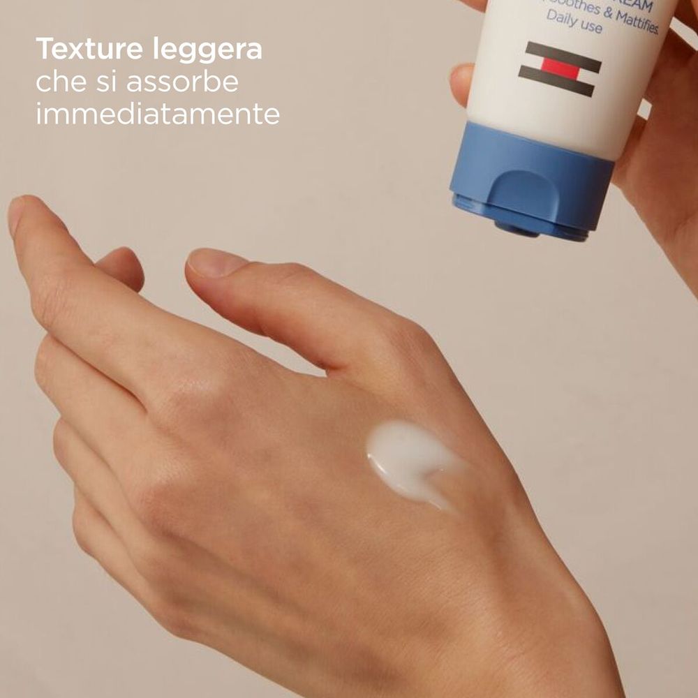 Creme auf Handfläche aufgetragen, ISDIN Nutradeica Gel Crema Viso.