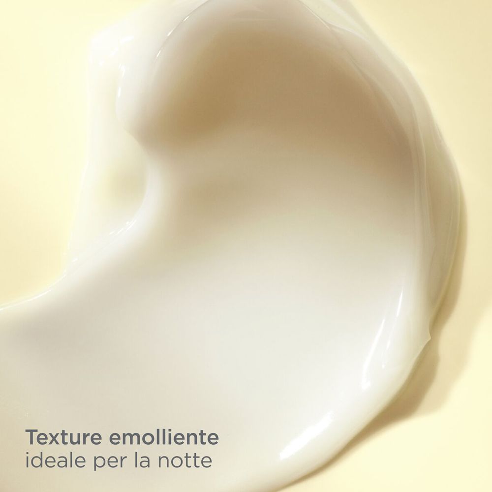 Primo piano di una crema bianca. Texture: emolliente, ideale per la notte.