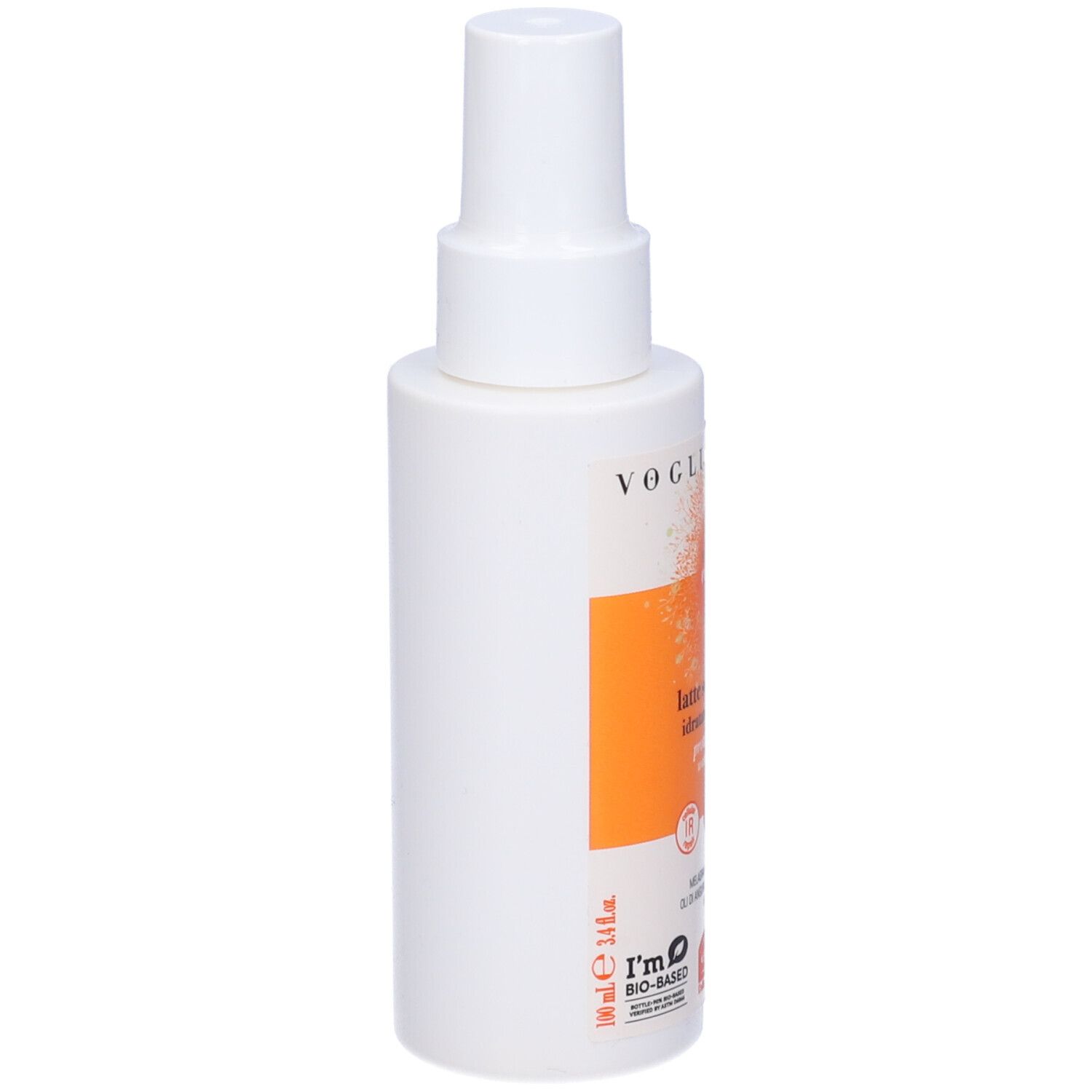 Flacone spray bianco con etichetta arancione. Testo: Vogliadisole, Latte Solare Spray. Stampa: i'm bio-based.
