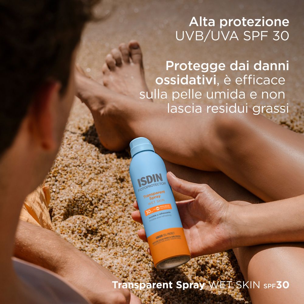 Person hält eine blaue Sprühflasche. ISDIN Fotoprotector Transparent Spray Wet Skin SPF30. Text: Hoher Schutz, wirksam auf nasser Haut.
