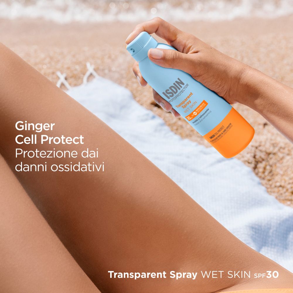 ISDIN Transparent Spray WET SKIN SPF30 Sonnenschutzspray in hellblauem und orangem Behälter, der auf die Haut gesprüht wird.