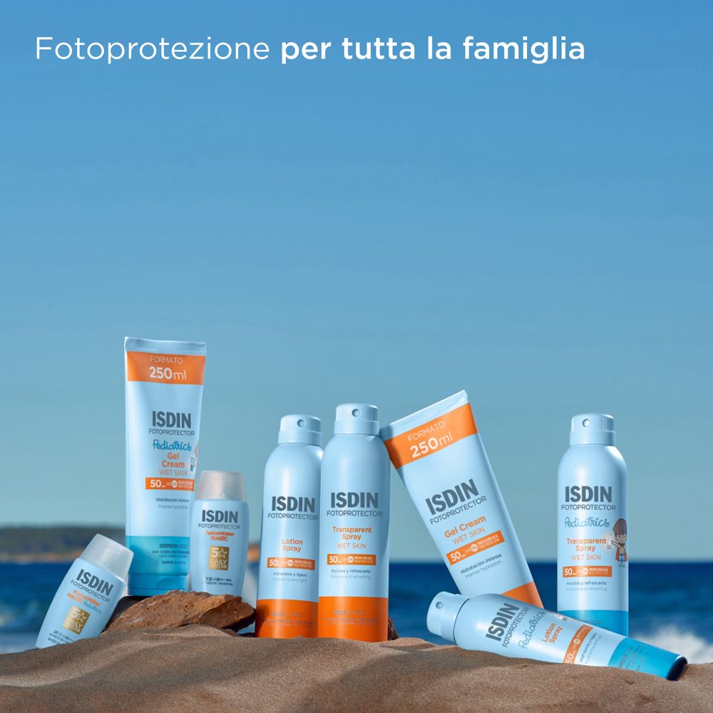 Verschiedene ISDIN-Sonnenschutzprodukte. Flaschen und Tuben. Text: Sonnenschutz für die ganze Familie.