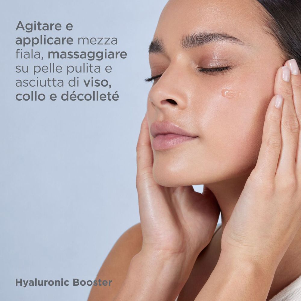 Donna con prodotto sulla pelle. Testo: Agitare e applicare. Hyaluronic Booster.