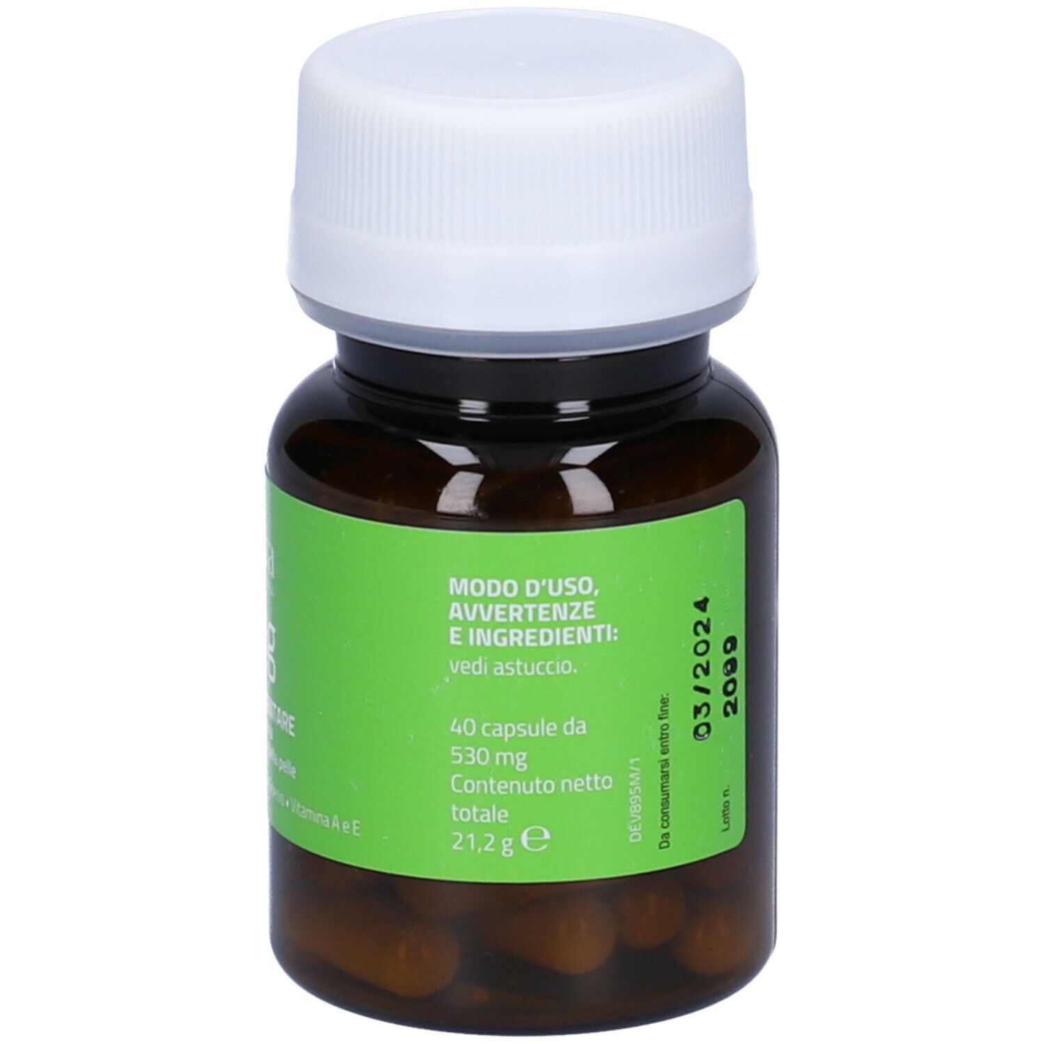 Flacone marrone con tappo bianco. Etichetta verde con informazioni prodotto, ingredienti e data di scadenza. Capsule visibili.