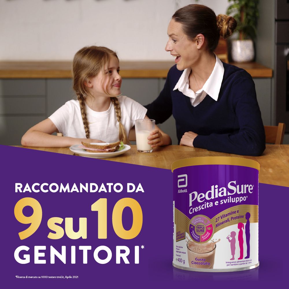 Madre e figlia a tavola. Barattolo PediaSure. Scritta: Crescita e sviluppo. Testo: Raccomandato da 9 su 10 genitori.