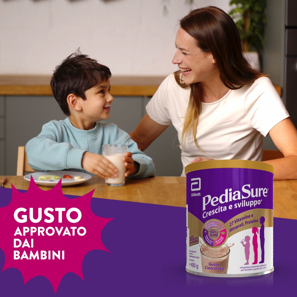 Madre e figlio a tavola. Barattolo PediaSure. Scritta: Crescita e sviluppo. Testo: Gusto approvato dai bambini.