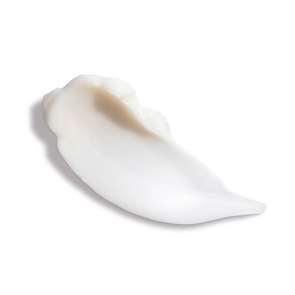 Weißer Cremekleck. Form eines Tropfens. Auf weißem Hintergrund.