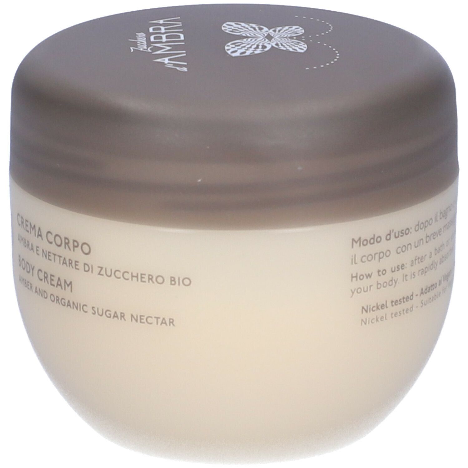 Vaso di crema con coperchio. Scritta NATURE'S, CREMA CORPO, AMBRA E NETTARE DI ZUCCHERO BIO, BODY CREAM, AMBER AND ORGANIC SUGAR NECTAR.